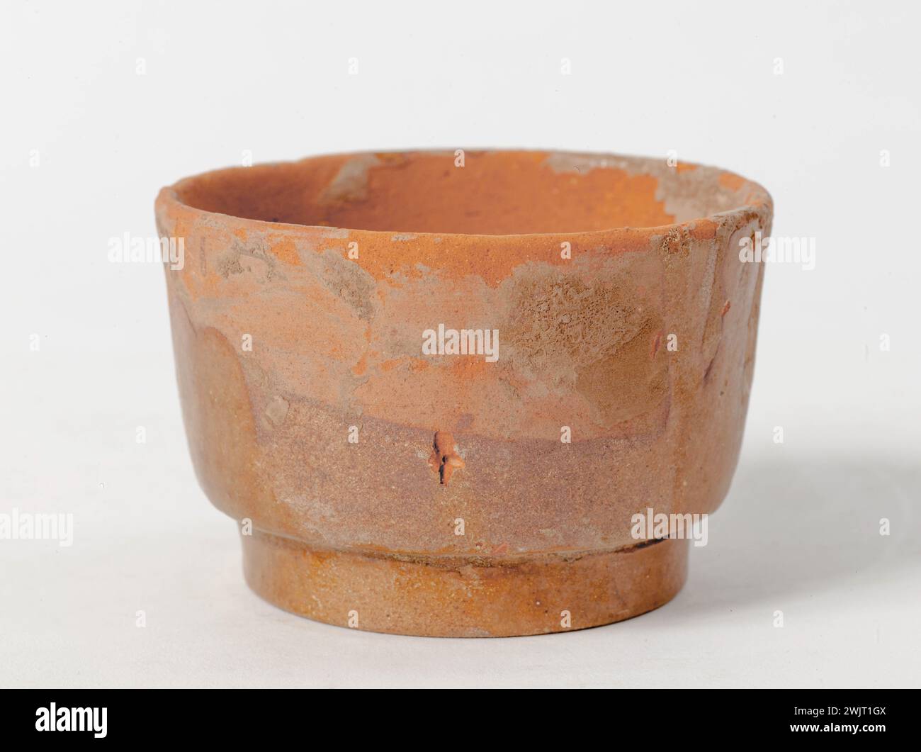 Gobelet '. Tree Cuite Rouge zu Couverts Colded. China, Sechs Dynastien (311-589). Paris Museum Cernalchi. Chinesische Kunst, chinesische Keramik, enthält, Zeit-sechs-Dynastie, Becher, Behälter, Terrakotta Stockfoto