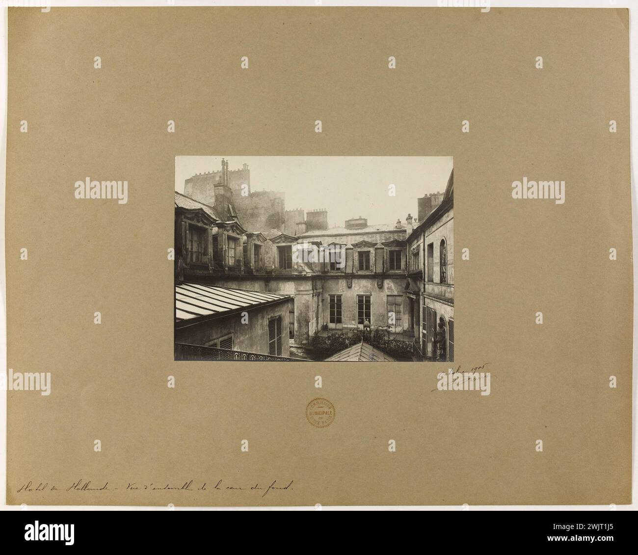 Barry, Jean. Hotel of Holland - Überblick über den Innenhof. 'Überblick über den Innenhof am Fuße des Hotels de Holland, 4. Arrondissement, Paris'. Silbergelatinebromid-Entnahme. 1905-10-1905-10. Paris, Carnavalet Museum. 144162-29 Stockfoto