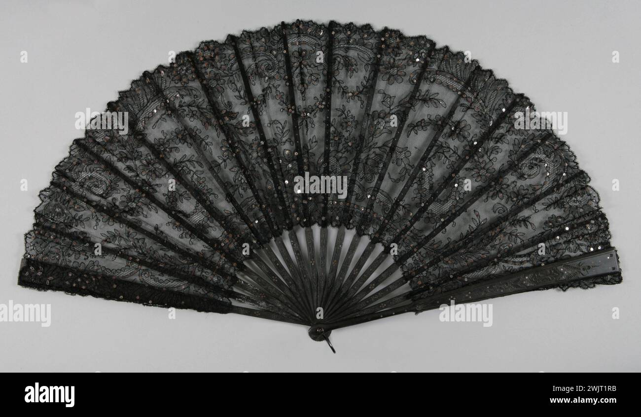 Gefaltetes Sortiment, Gal1986.270.14 Chantilly Lace Leaf, Bleener aus schwarzem Metall, Gravur und Nieten aus Stahl, geschwärzte Birne Stockfoto