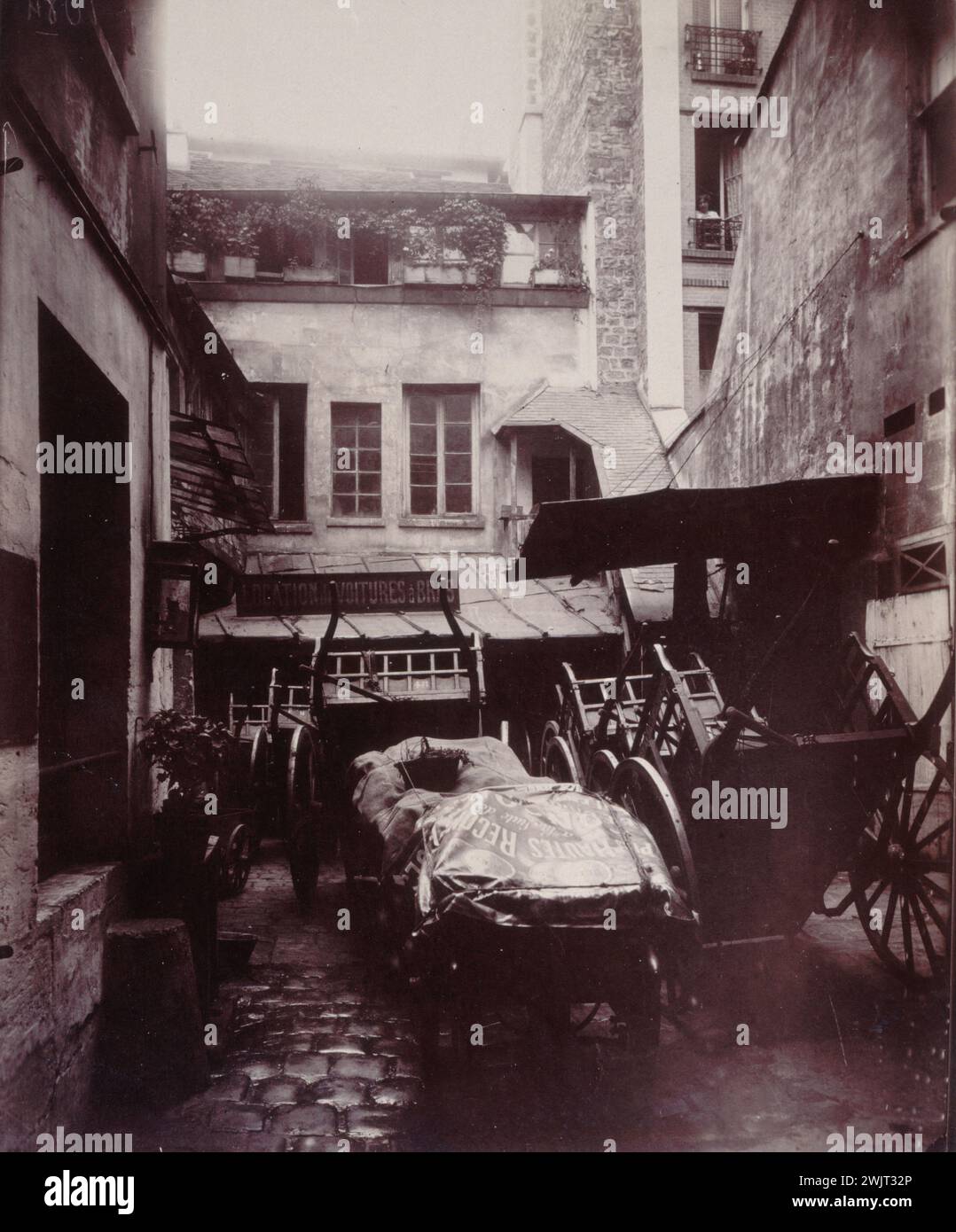 Alter Innenhof. 21, rue Mazarine. Paris (6. Arrondissement). Fotografie von Eugène Atget (1857-1927). Paris, Carnavalet Museum. 25415-4 21, Arrondissement, Wagen, Mazarine Street, alter Hof, VIEM VI 6EME 6 Stockfoto