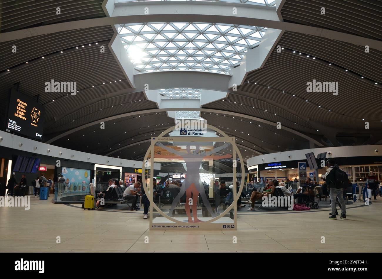 Innenraum des Flughafens Leonardo da Vinci–Fiumicino rom Hauptstadt italiens EU Stockfoto