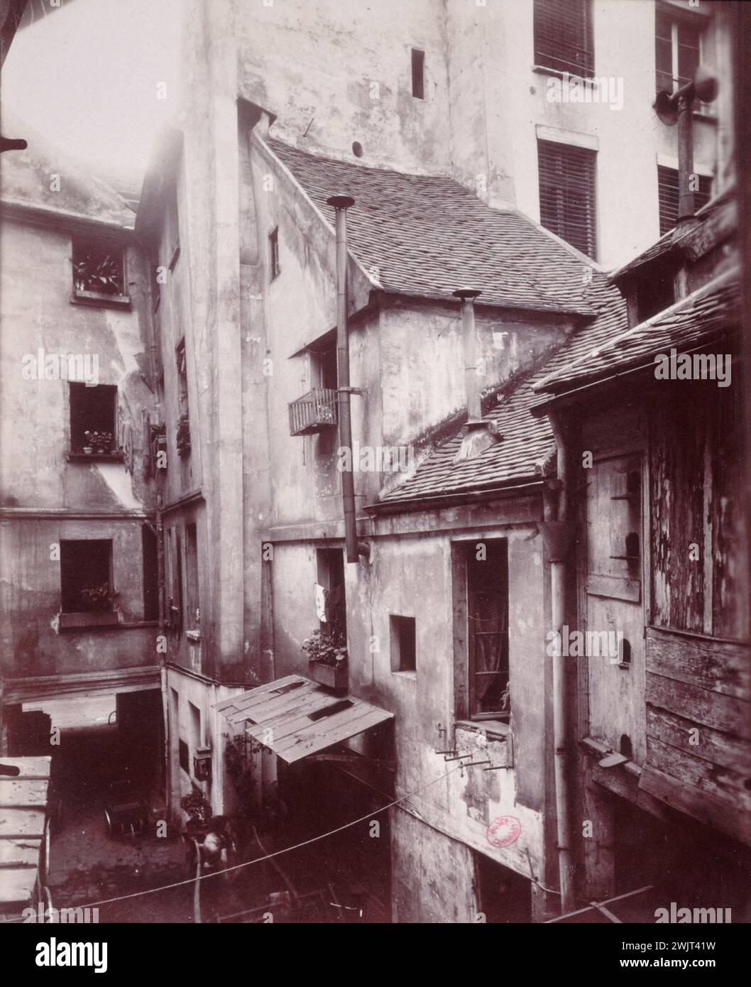 Gericht, Rue Mazarine 21. Paris (6. Arrondissement). Fotografie von Eugène Atget (1857-1927). Paris, Carnavalet Museum. 25415-2 21, Arrondissement, Innenhof, Gebäude, Rue Mazarine, VI. 6 Stockfoto