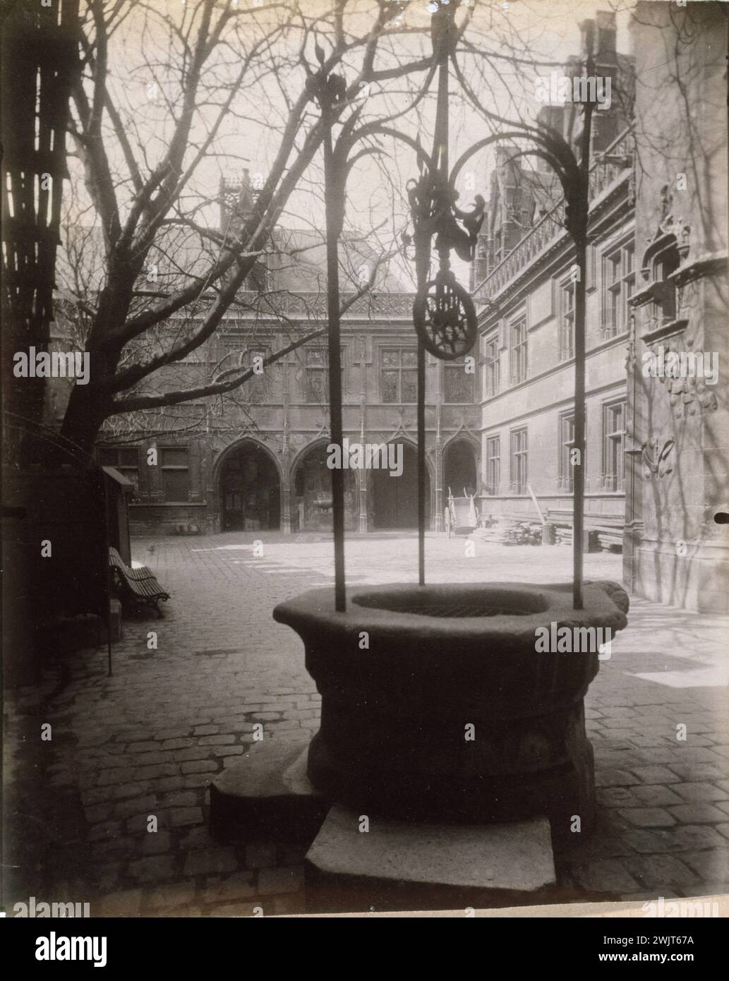 24, rue du Sommerard, Musée de Cluny, Court', Paris (Vème arr.). Fotografie von Eugène Atget (1857-1927), 1907. Paris, Musée Carnavalet. 34552-4 24 rue de Sommerard, Hof, mittleres Alter, Museum von Cluny Stockfoto