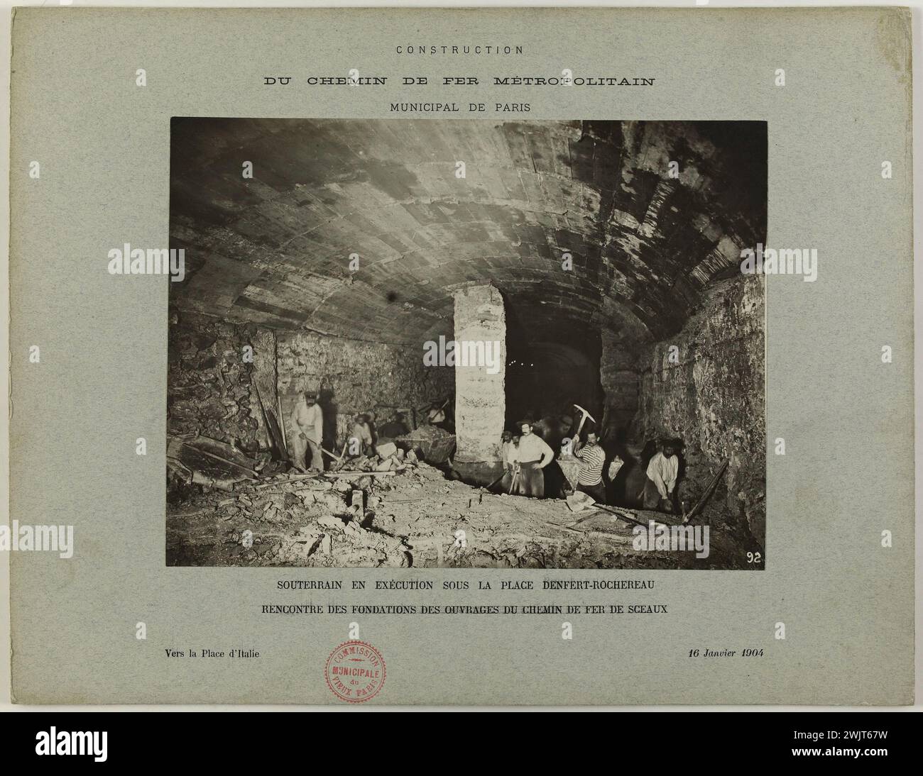 Bau der städtischen Metropolitan-Bahn in Paris: Zusammenkunft der Fundamente der Arbeiten der Eisenbahn von Sceaux, unterirdisch in Ausführung unter dem Place Denfert-Rochereau. Paris (XIV. Arr.). "Bau / der städtischen Metropolitan / Paris / unterirdische Metropolitan-Eisenbahn durch Place Denfert-Rochereau / Sitzung der Fundamente der Arbeiten der Eisenbahn von Sceaux / in Richtung Place d'Italie 16 Januar 1904". 16.01.1904. Anonyme Fotografie. 16.01.1904. Paris, Carnavalet Museum. 123829-28 Stockfoto