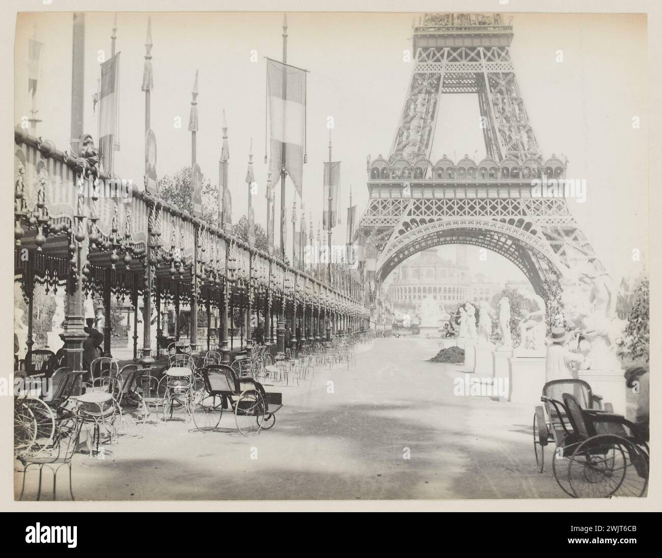 Blancard, Hippolyte (1843 - D.1924), Weltausstellung von 1889: allée entlang des zentralen Gartens auf der linken Seite, Teilansicht des Eiffelturms und des Trocadéro-Palastes im Hintergrund, 7. Arrondissement, Paris (getreuer Titel), 1889. Platin-Druck. Carnavalet Museum, Geschichte von Paris. Stockfoto Blancard, Hippolyte (1843 - D.1924), Weltausstellung von 1889: allée entlang des zentralen Gartens auf der linken Seite, Teilansicht des Eiffelturms und des Trocadéro-Palastes im Hintergrund, 7. Arrondissement, Paris (getreuer Titel), 1889. Platin-Druck. Carnavalet Museum, Geschichte von Paris. Stockfoto