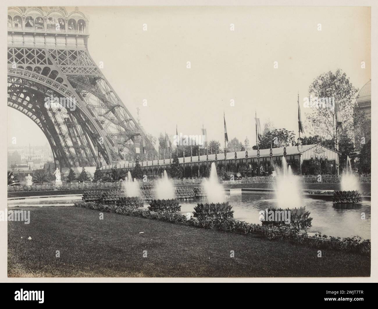 Blancard, Hippolyte (1843 - D.1924), Universal Exhibition of 1889: Great Waters of the Progress Fountain von Jules -Félix Coutan in der Nähe des Eiffelturms, 7. Arrondissement, Paris (getreuer Titel), 1889. Platin-Verlosung. Carnavalet Museum, Geschichte von Paris. Stockfoto