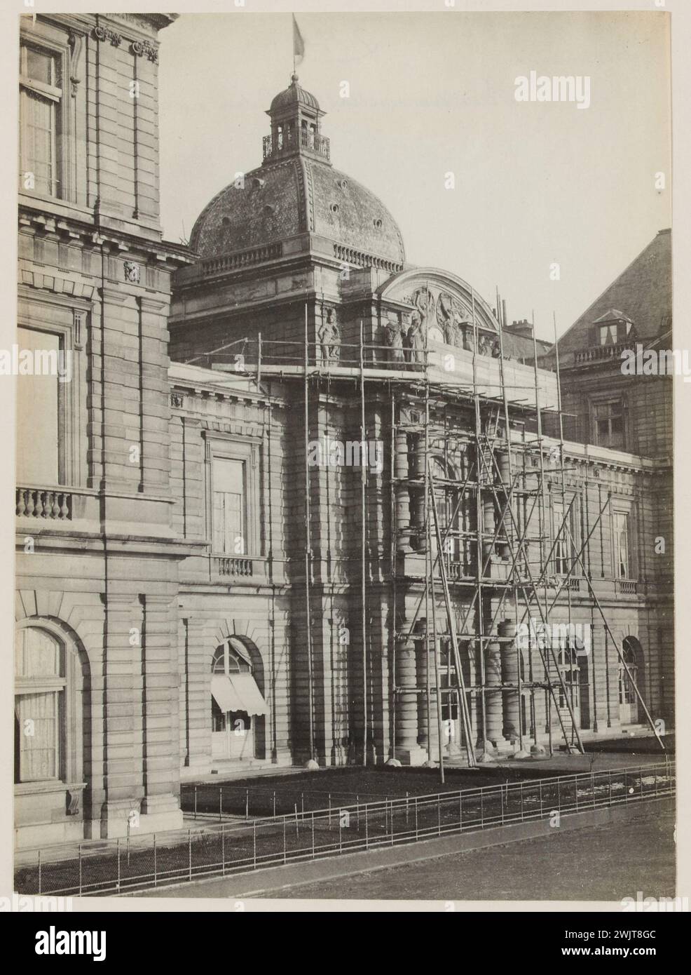 Blancard, Hippolyte (1843 - D.1924), Exchange on the Central Pavilion of the Luxembourg Palace, Luxembourg Garden, 6th Arrondissement, Paris (Factical title), 1890. Platin-Verlosung. Carnavalet Museum, Geschichte von Paris. Stockfoto