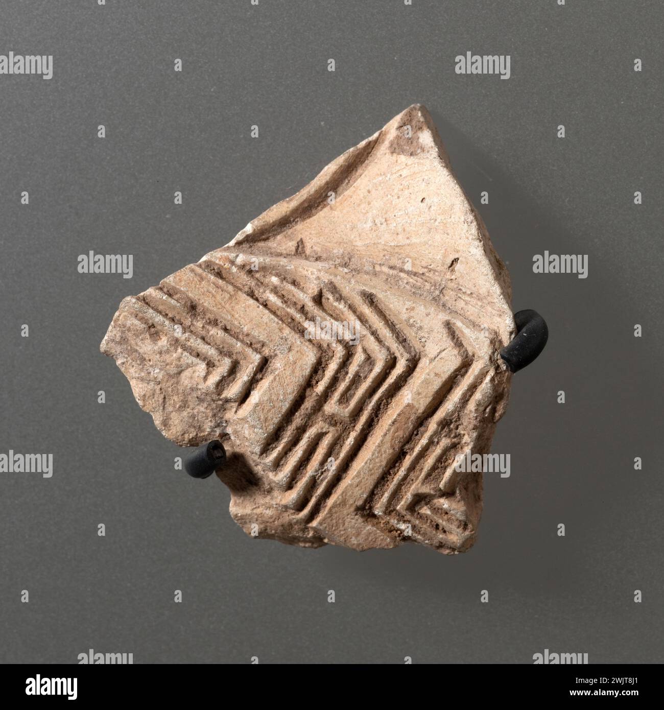 Fragment der Töpferei. Keramik. China, Shang-Dynastie. Paris, Cernuschi Museum. 72199-32 Keramik, shang-Dynastie, Fragment, Keramik Stockfoto Fragment der Töpferei. Keramik. China, Shang-Dynastie. Paris, Cernuschi Museum. 72199-32 Keramik, shang-Dynastie, Fragment, Keramik Stockfoto