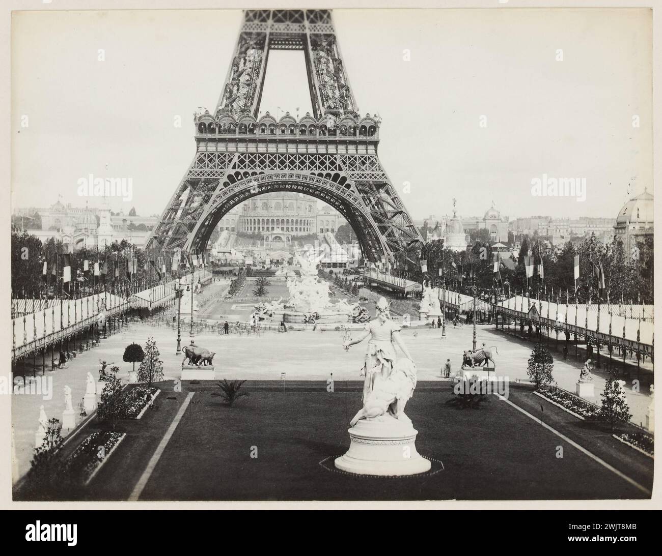 Blancard, Hippolyte (1843 - D.1924), Weltausstellung von 1889: Allgemeine Ansicht des zentralen Gartens, Le Palais du Trocadéro im Hintergrund, 7. Und 16. Arrondissement, Paris (Dummy-Titel), 1889. Platin-Verlosung. Carnavalet Museum, Geschichte von Paris. Stockfoto