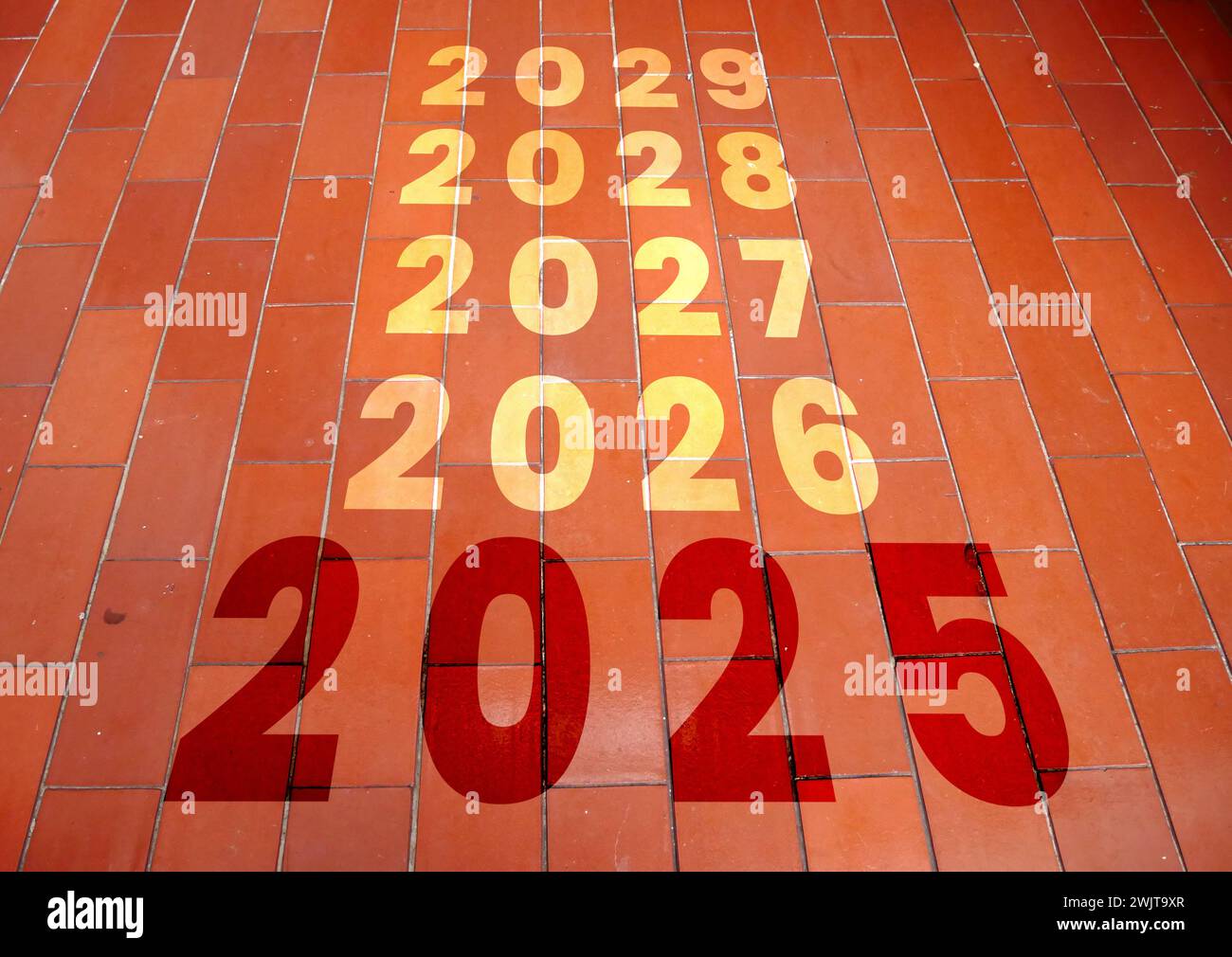 Neujahr 2025 oder einfaches Konzept. Der Text 2025 bis 2027 steht auf der Straße in der Mitte der Backsteinstraße. Neujahrskonzept 2025, begi Stockfoto
