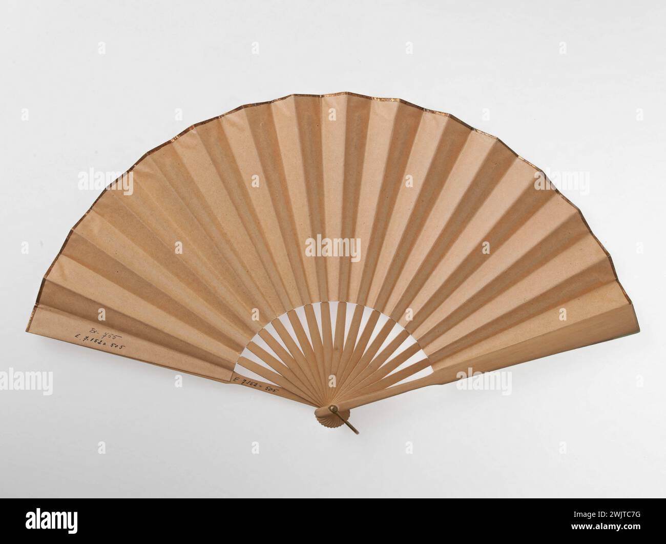 EVENTAIL. 'Universal Exhibition of 1900' (Palast der Kriegs- und Marineministerien usw.). Papierdruck, Holz. Paris, Carnavalet Museum. Eventail: Universalausstellung von 1900 (Palast der Kriegs- und Marineministerien usw.) Modisches Accessoire, Eventail Stockfoto