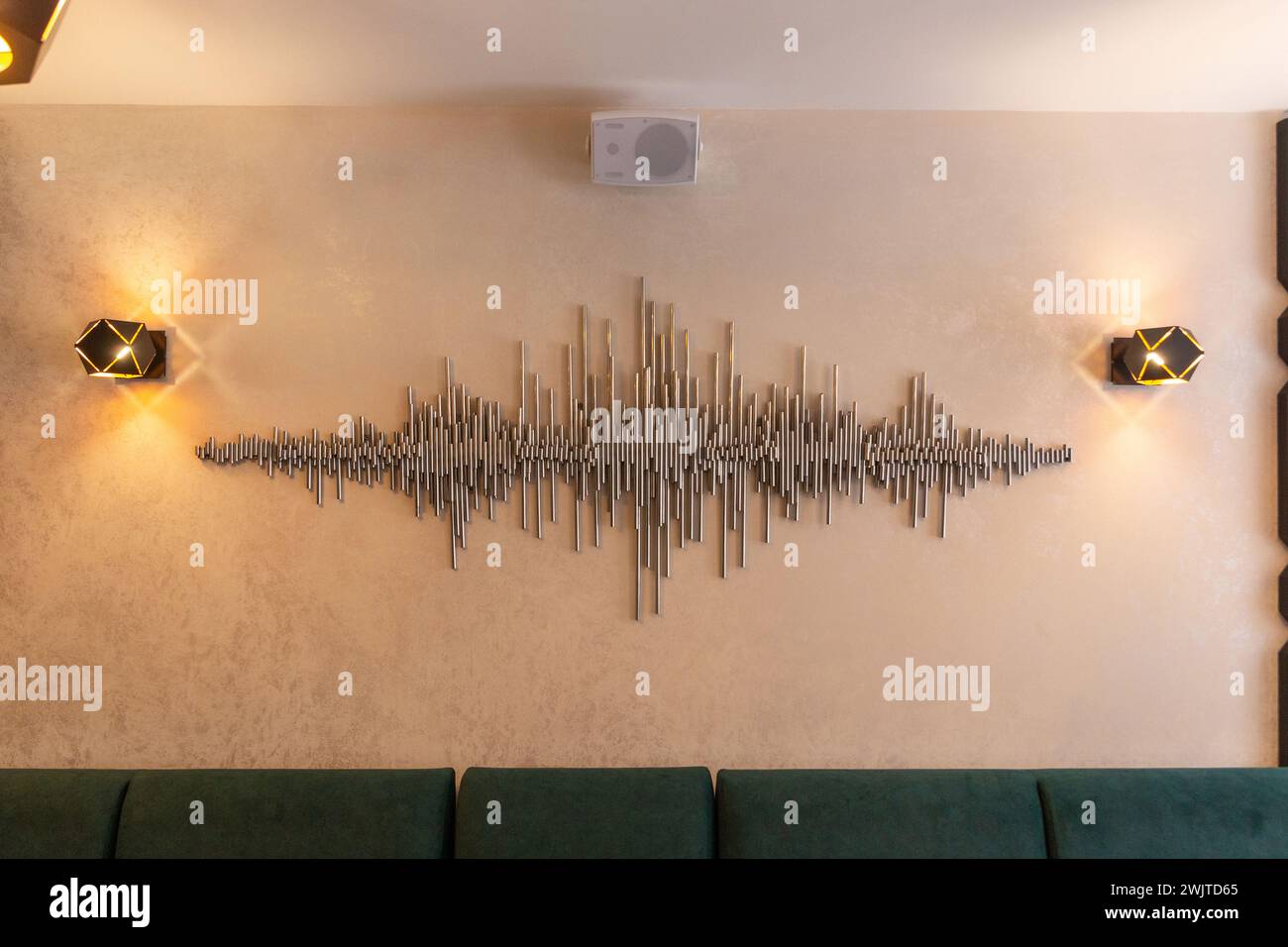 Ein dekoratives Element zur Dekoration der Wand in einem Café oder Restaurant in Form eines Audiosignals aus Metallröhren eines Audioeditors Stockfoto