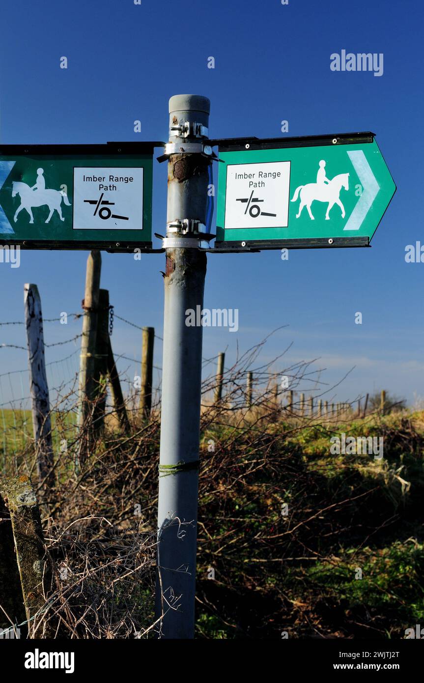 Wegweiser entlang des Imber Range Path oberhalb von Westbury, Wiltshire. Stockfoto