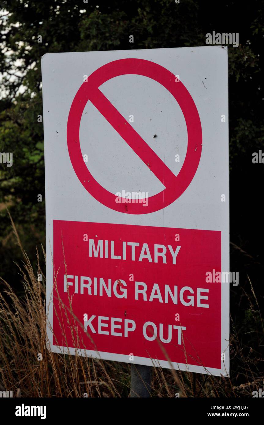 Schild neben dem militärischen Schießstand auf dem Salisbury Plain Training Area, Wiltshire. Stockfoto