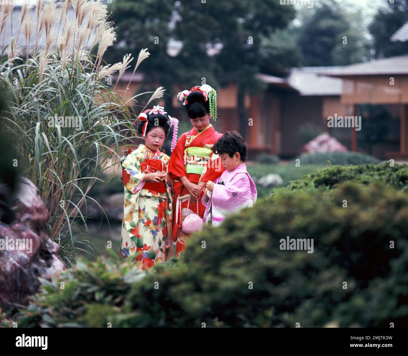 Japan. Kyoto. Gion. Geisha-Kultur. Kinder posieren in traditioneller Kleidung. Stockfoto