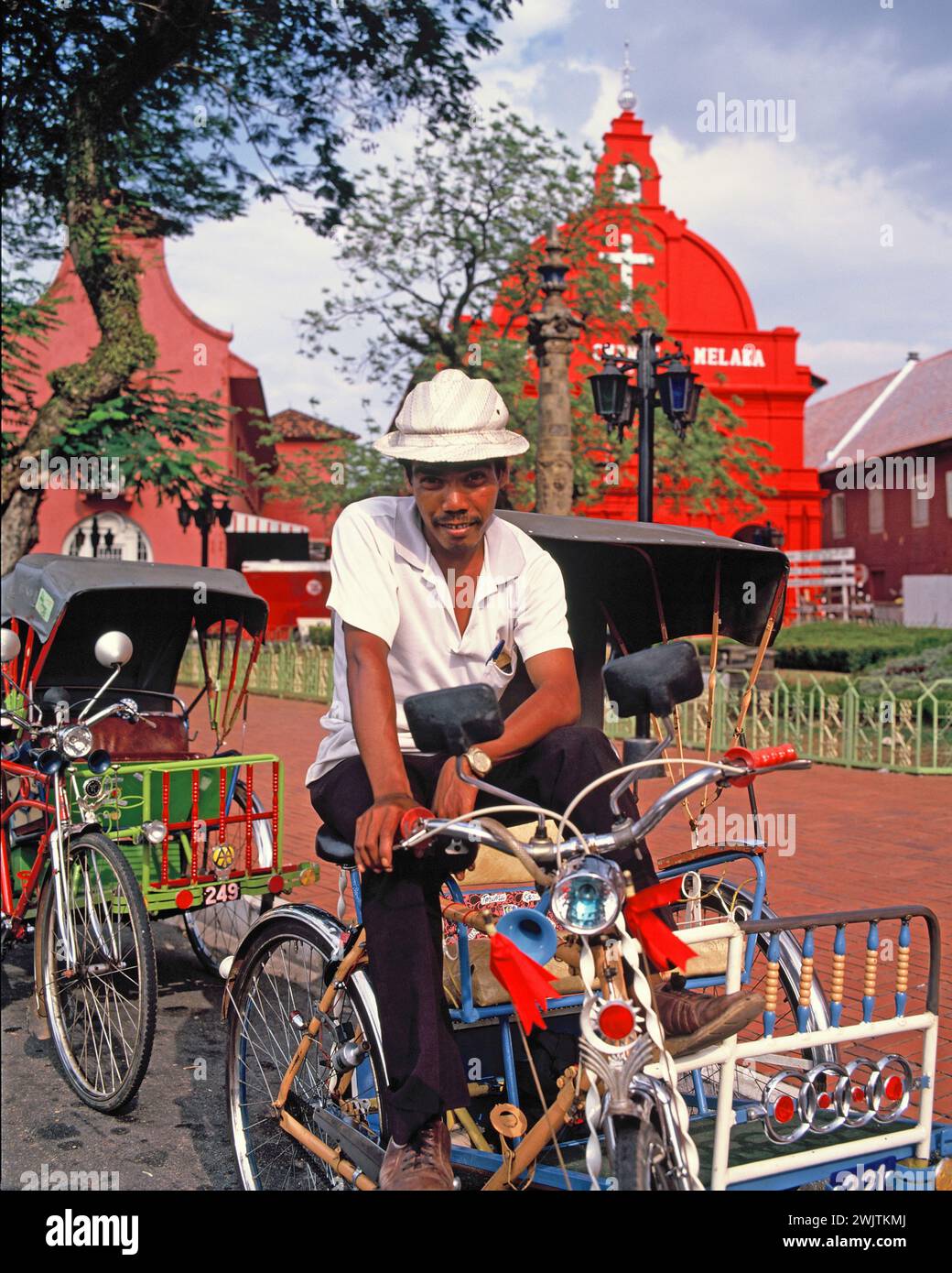 Malaysia. Malakka. Rikscha-Fahrer vor Christ Church Melaka. Stockfoto