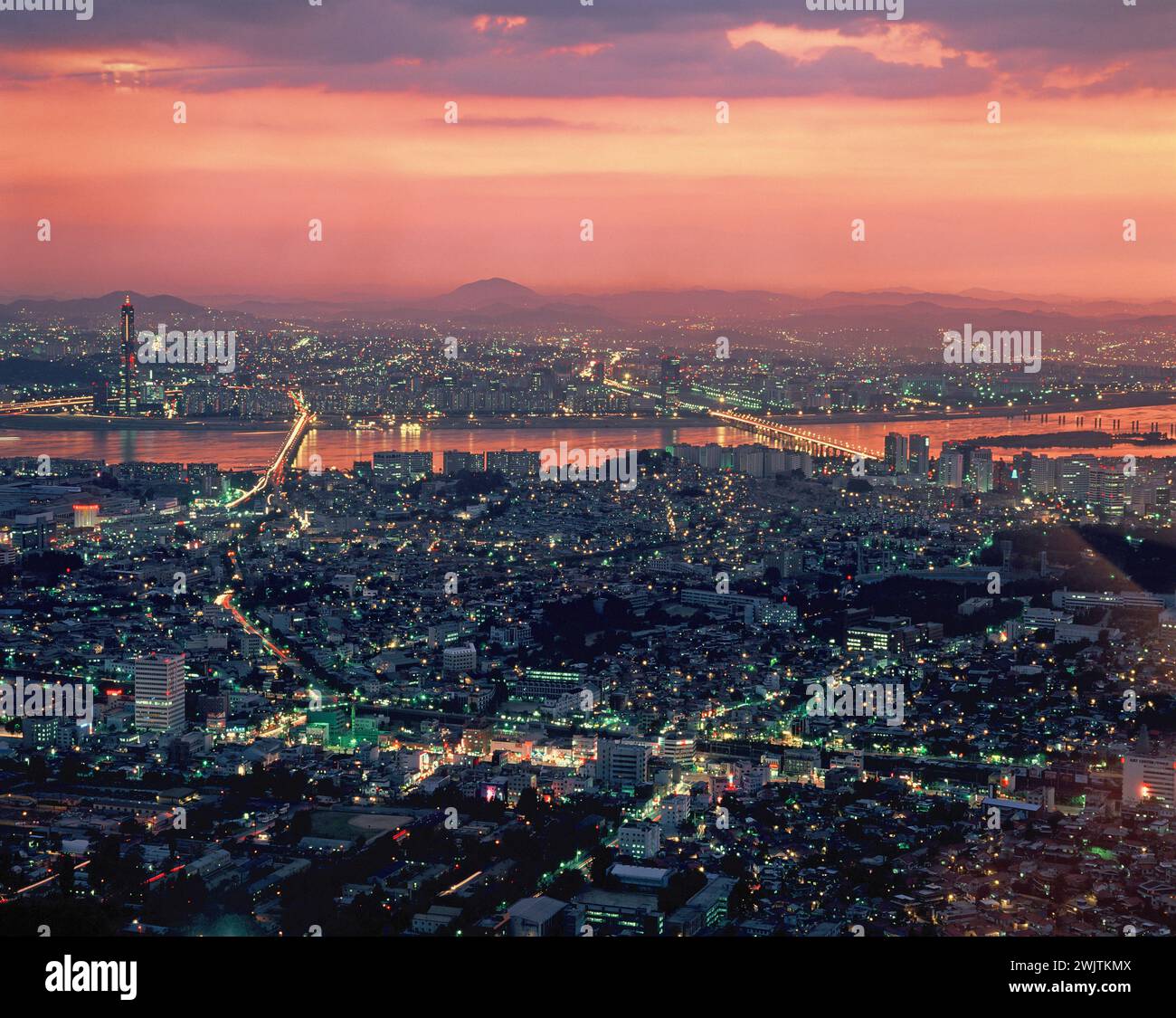 Südkorea. Seoul. Überblick über die Stadt mit dem Fluss Han in der Abenddämmerung. Stockfoto