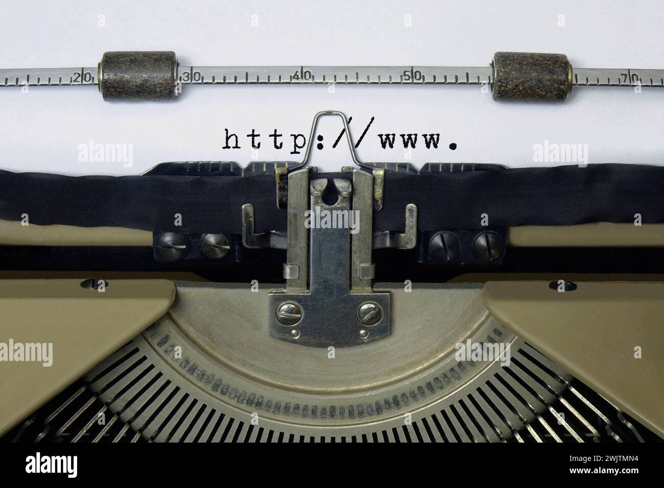 Schreibmaschine mit Schriftzug zum Protokoll-Standard Schreibmaschine mit Schriftzug zum Protokoll-Standard, 17.02.2024, Borkwalde, Brandenburg, auf dem Papier in einer Schreibmaschine steht der Schriftzug zu einem Protokoll-Standard. *** Schreibmaschine mit Schriftzug nach Protokollstandard Schreibmaschine mit Schriftzug nach Protokollstandard, 17 02 2024, Borkwalde, Brandenburg, auf dem Papier einer Schreibmaschine ist die Schriftart nach Protokollstandard Stockfoto