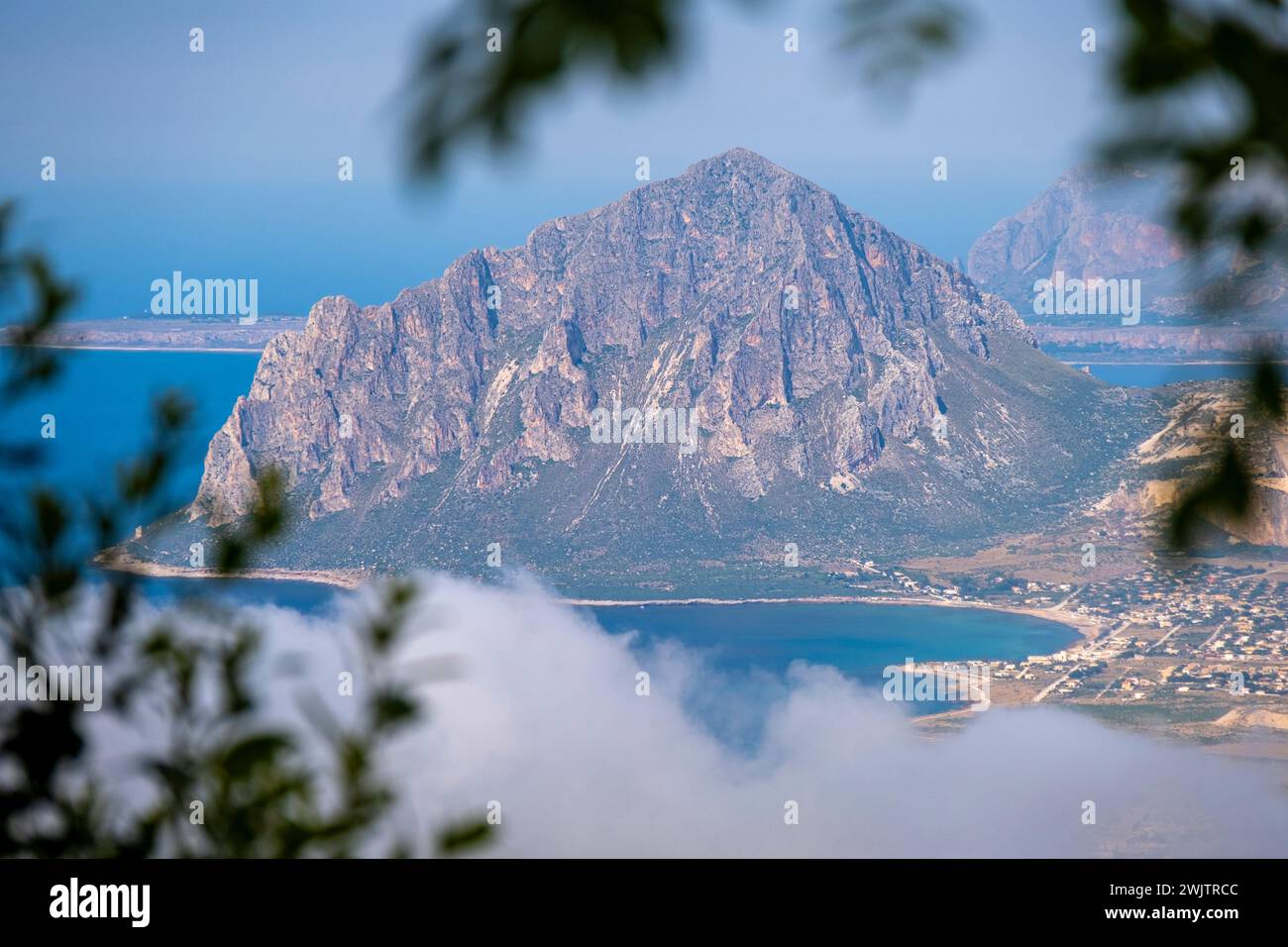 Malerischer Blick vom Berg Erice bis zum Monte Cofano, im Westen Siziliens am Tyrrhenischen Meer. Erice, Trapani, Sizilien, Italien, Europa. Stockfoto