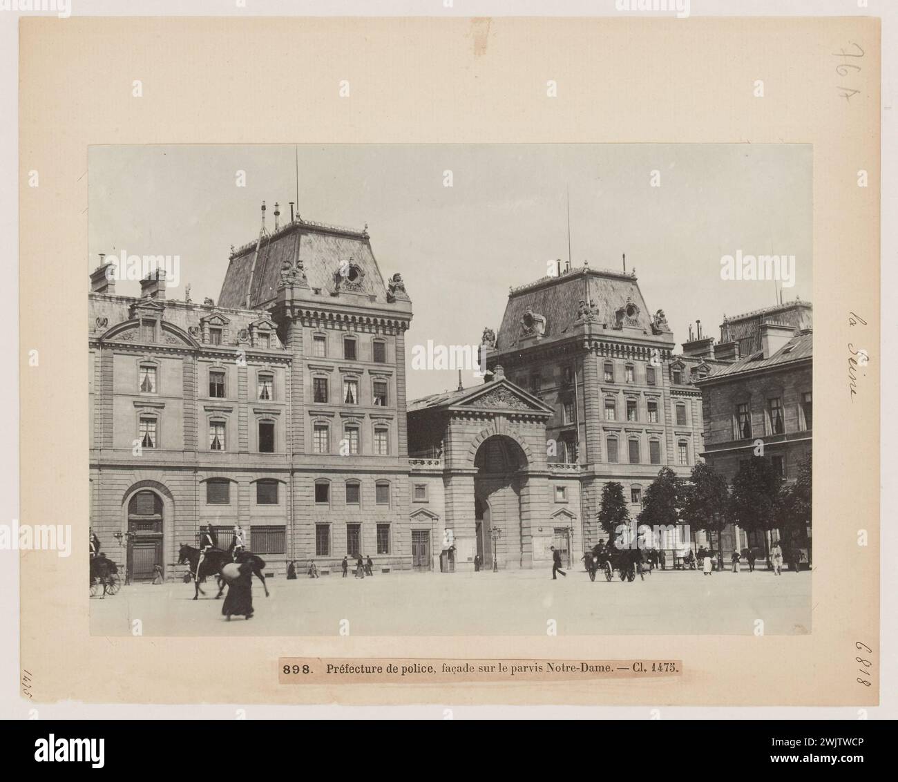 Blancard, Hippolyte (1843 - D.1924), Polizeipräfektur, Fassade auf dem Vorplatz der Kathedrale Notre-Dame, 4. Arrondissement, Paris. (Dummy-Titel), 1890. Platin-Verlosung. Carnavalet Museum, Geschichte von Paris. Stockfoto