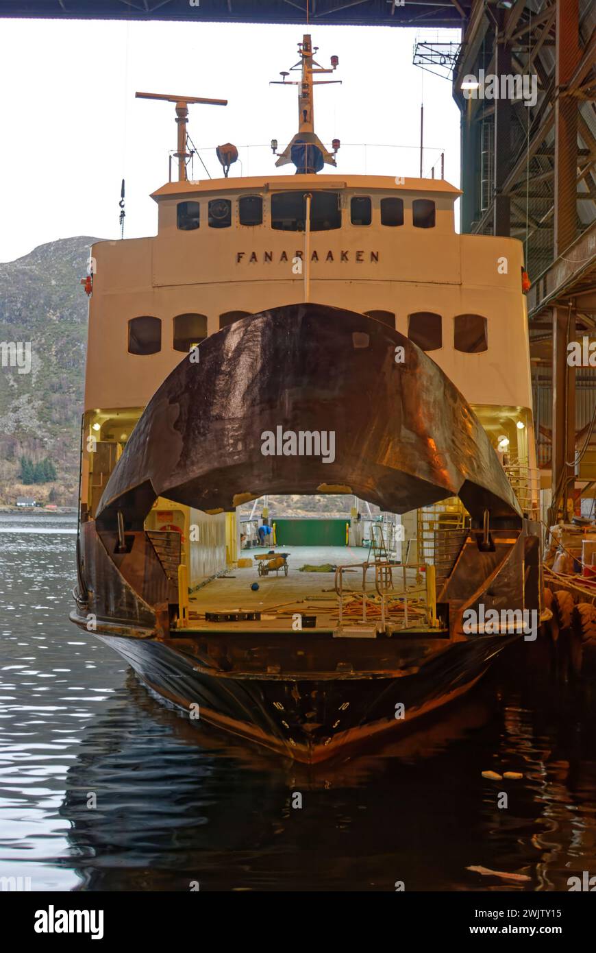 Die Fanaraaken Car Ferry wurde 1973 gebaut und wurde im überdachten Dock der Batbygg Shipyard in Maloy, Norwegen, gewartet. Stockfoto