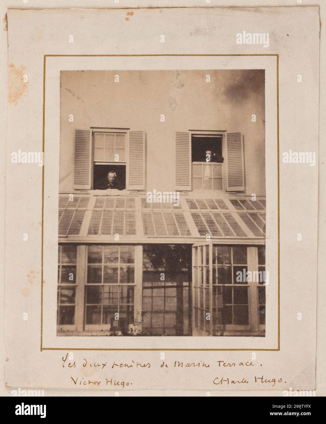 Die beiden Terrassenfenster mit Victor Hugo auf der linken Seite und Charles Hugo auf der rechten Seite, 1853-1854. Paris, das Haus von Victor Hugo. 71783-1 Schriftsteller, Exil, Sohn, französisch, Fenster, Marine Terrasse, pere, Veranda, 19. 19. 19. 19. 19. 19. 19. 19. 19. 19 19. Jahrhundert, Haus Stockfoto