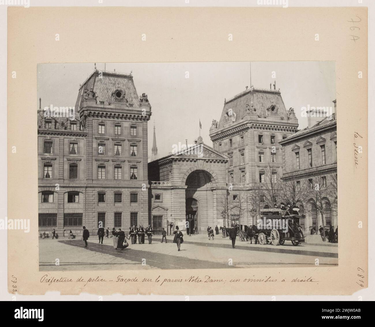 Blancard, Hippolyte (1843 - D.1924), Polizeipräfektur, Fassade auf dem Vorplatz der Kathedrale Notre-Dame, 4. Arrondissement, Paris. (Dummy-Titel), 1890. Platin-Verlosung. Carnavalet Museum, Geschichte von Paris. Stockfoto