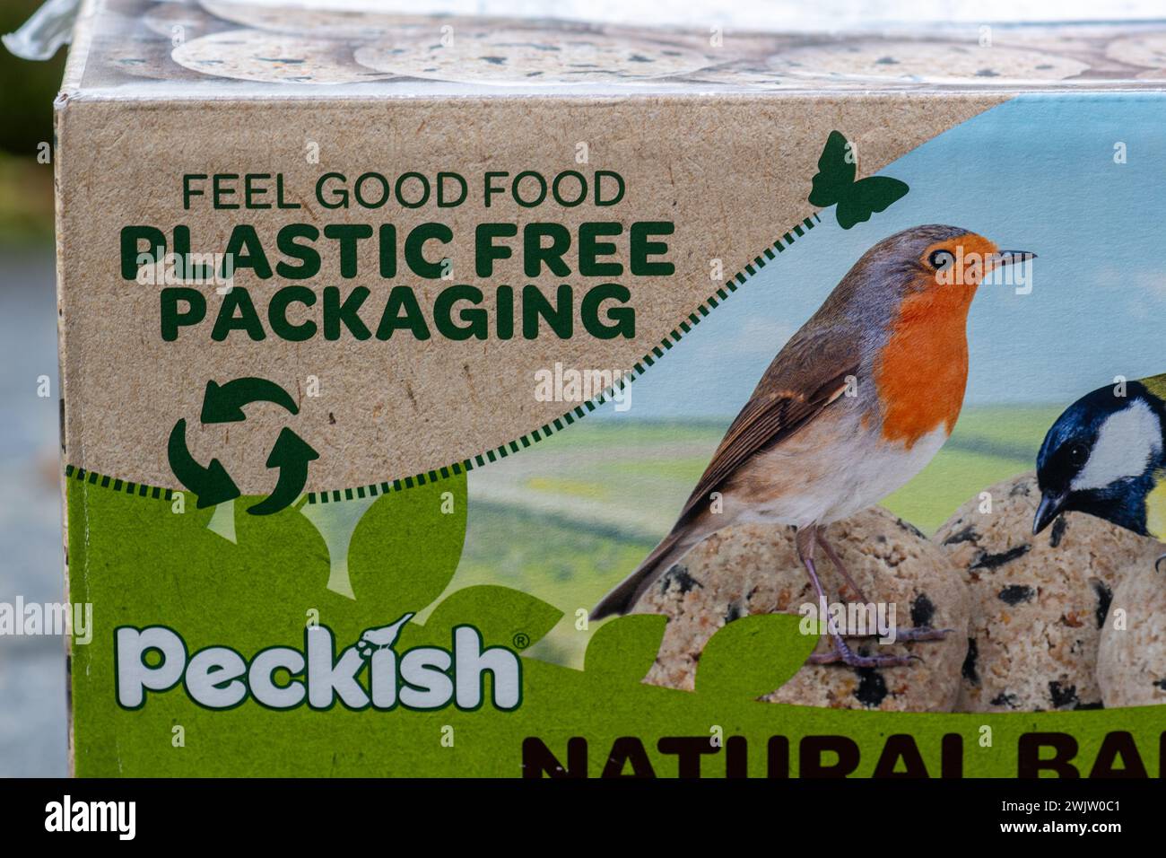 Vogelfutter in kunststofffreier Verpackung, UK. Konzept: Weniger Austausch von Kunststoffverpackungen Stockfoto