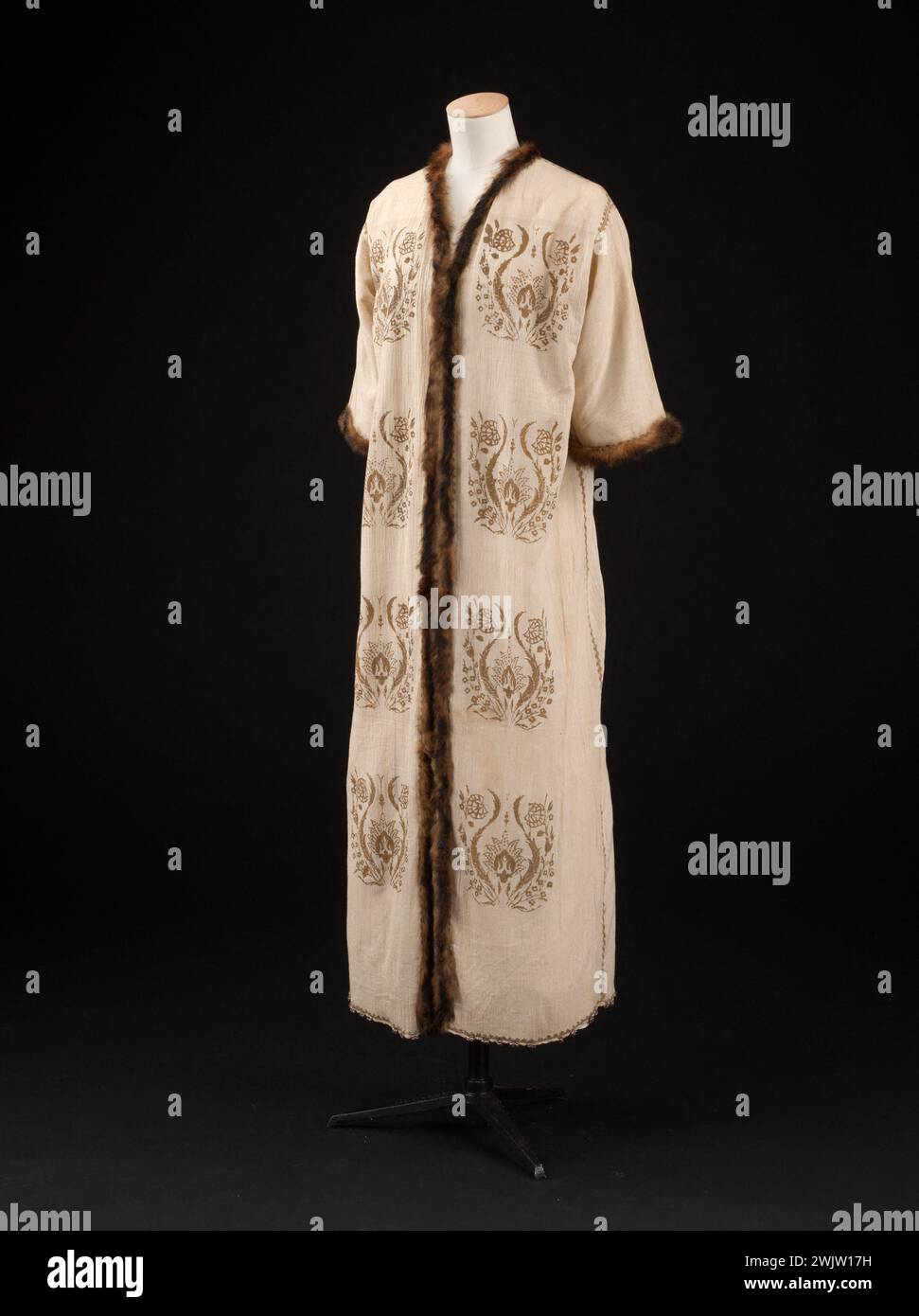 Mariano Fortuny (1871-1949). Innenbeschichtung. Beige Wollkrepé, goldene Malerei, braune und weiße Glasperlen, Nerzgarnitur. Um 1911. Galliera, Modemuseum der Stadt Paris. 101979-18 Haute Couture, weiblicher Modus, weibliches Modell Stockfoto