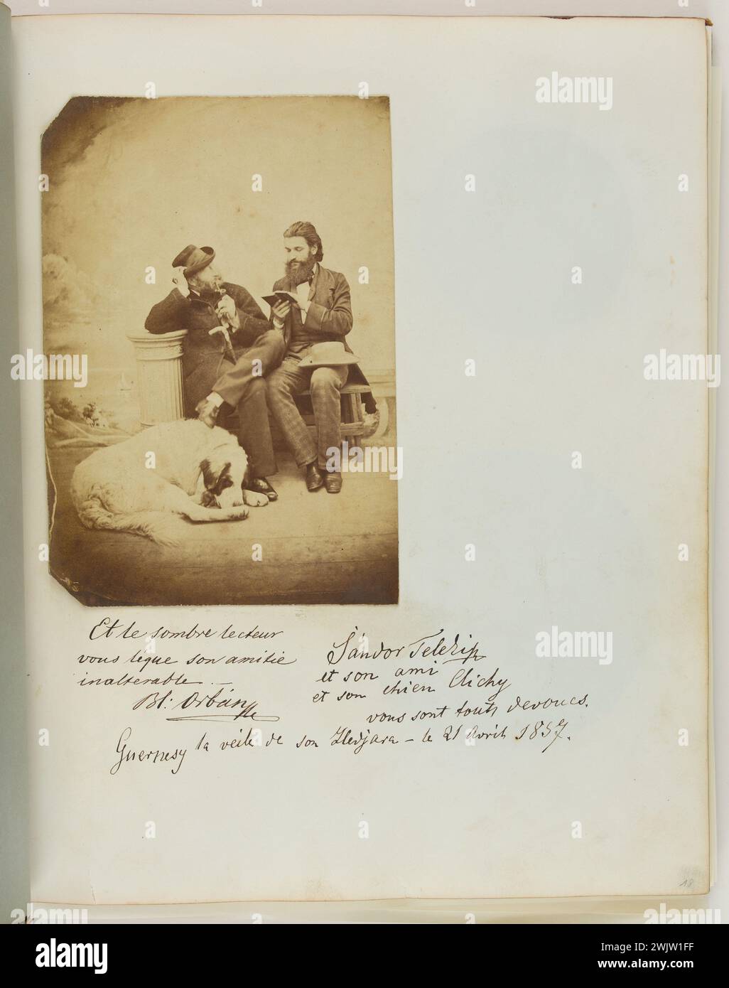 JOSS oder Album Nicolle (gehört Joséphine Nicolle, Schwägerin des verbotenen Bonnet-Duverdier). Porträt von Sandor Teleki, dem Ungarischen verboten, und Francois-Victor Hugo mit dem Hund Clichy und Widmung. Tinte auf Papier und Fotografie mit Anilinschicht. Anonymer Autor, 21. April 1857. Paris, das Haus von Victor Hugo. 53632-15 Album Joss, Album Nicolle, SOUS, Dog clichy, Anilinschicht, Widmung, handschriftliche Schrift, französischer Schriftsteller, im Fuß, Tinte auf Papier, Exil, außen, verbotener Ungar, Porträt, 19. XIX. 19. 19. 19. 19. 19. 19. 19. 19 Stockfoto