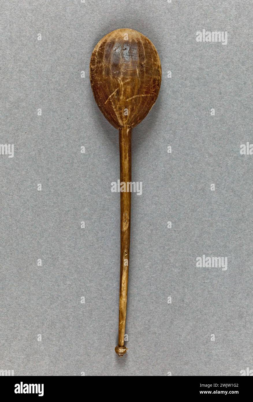 Anonym. Holzgerichte auf der Rue de Lutèce, die bei Ausgrabungen in der Rue de Mutèce (Insel der Stadt) gefunden wurden: Mittelalterlicher Löffel Nr. 2, mit Griff in Knopf, Buche. Paris, carnavalet Museum. 71124-29 Bois Stretch, Löffel, Löffel, mittelalterliche Zeit, Arche archäologisch, zitiere die Insel, die Rue Lutece, das Geschirr Stockfoto