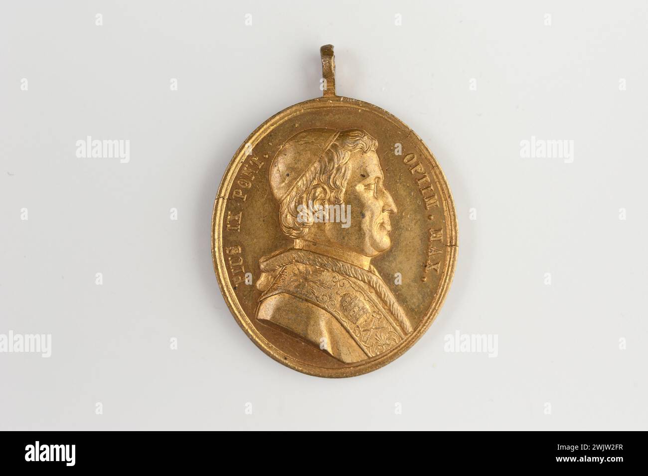 Carnavalet Museum, Medaillensammlung rechte Büste von Pie ix auf der rechten Seite; umgekehrte Registrierung auf fünf Linien in einem Lorbeerkranz; unten ein Gewehr, ein Schwert und eine Flagge mit einem Kreuz in einer Halskette. Stockfoto