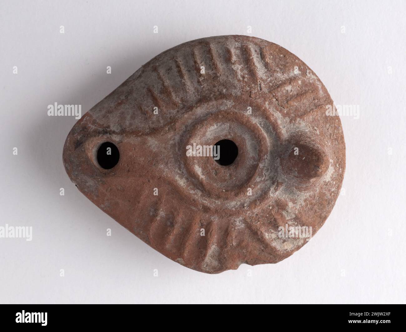 Ölleuchte. Terrakotta. Spätantike. Ohne Griff, Muster paralleler Linien. Paris, Carnavalet Museum. 50035-15 Spätantik, hohes Reich, Öllampe, paralleles Linienmuster, Handlos, Terrakotta Stockfoto