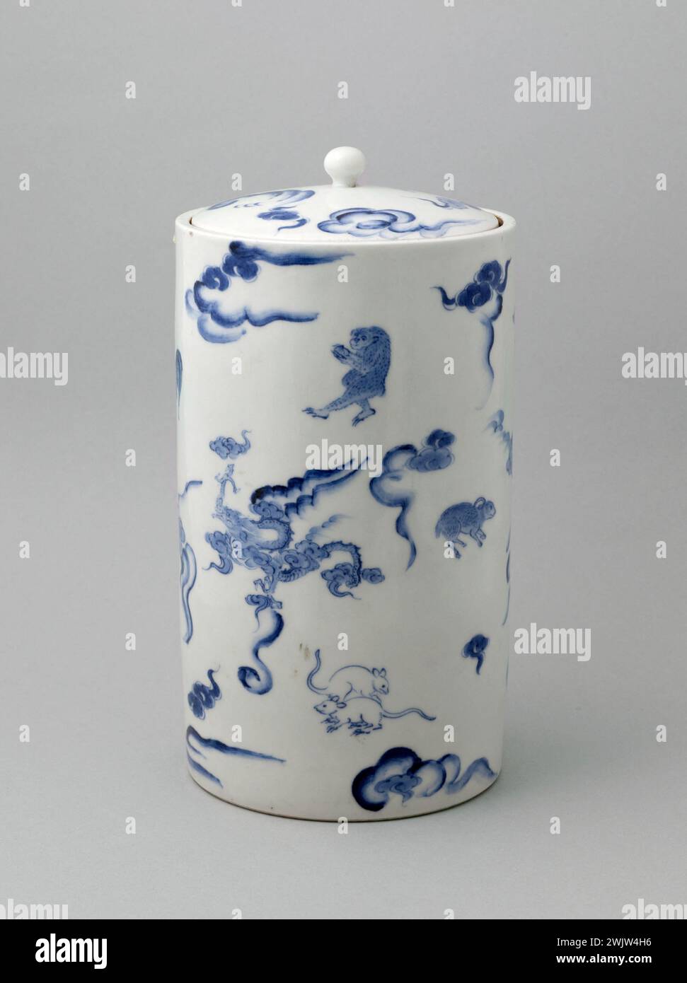 Wassertopf für Tee (Mizusashi). Keramik. Japan, 19. Jahrhundert. Paris, Cernuschi Museum. 59521-7 Asiatische Kunst, blau, Keramik, Deckel, Wasser, Mizusashi, dekoratives Motiv, Topf, 19. Jahrhundert, The Stockfoto