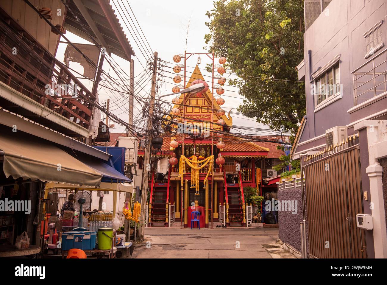 Der städtische Säulen-Schrein San Lak Mueang im Stadtzentrum von Mueang Chonburi in der Provinz Chonburi in Thailand. Thailand, Chonburi, Oktober 31 Stockfoto