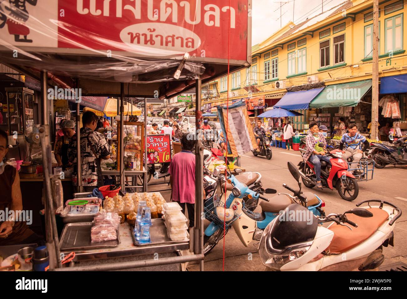 Ein Straßenmarkt im alten Stadtzentrum von Mueang Chonburi in der Provinz Chonburi in Thailand. Thailand, Chonburi, 31. Oktober 2023 Stockfoto