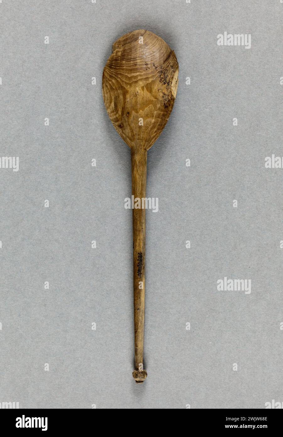 Holzgerichte, die bei Ausgrabungen in der Rue de Lutèce (Insel der Stadt) in den Jahren 1986 bis 1987 gefunden wurden. Mittelalterlicher Löffel Nr. 3, mit Griff im Knopf und unvollständiger Kante, Rückseite. Um 1300. Paris, Carnavalet Museum. 71124-23 Löffel, Holzlöffel, zurück, Mittelalter, archäologische Ausgrabungen, zitiere die Insel, die Rue Lutece, das Geschirr Stockfoto