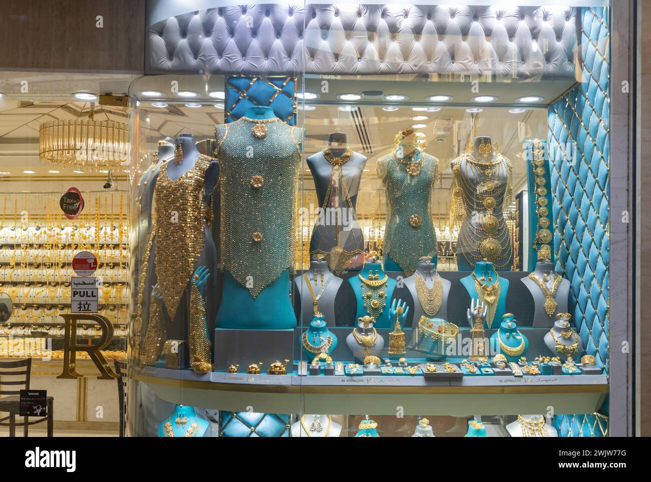 Ein Foto von Damenschmuck in einer Ladenfront im Dubai Gold Souk. Stockfoto