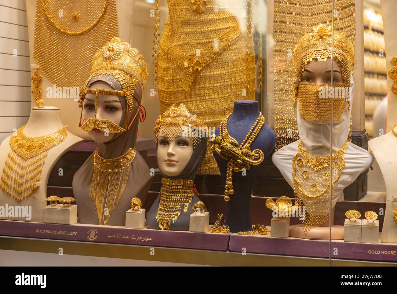 Ein Foto von Damenschmuck in einer Ladenfront im Dubai Gold Souk. Stockfoto