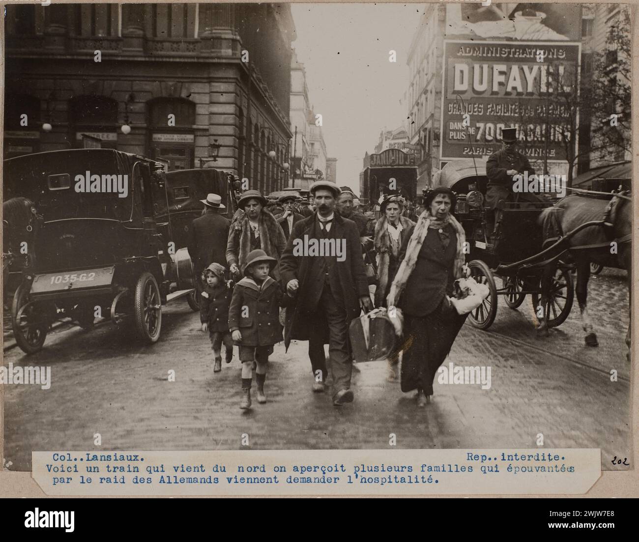 Krieg 1914-1918. Gare du Nord, Flüchtlingsfamilie aus dem Norden. Familie mit Gepäck, die mitten im Straßenverkehr eine Straße hinauffährt. Paris, August 1914. Fotografie von Charles Lansiaux (1855-1939). Paris, Carnavalet Museum. 57940-1 Ankunft, Ankunft, Ankunft, Kraftheber, Auto, Gepäck, Gepäck, weil, Umlauf, Zivilluftfahrt, Busfahrer, Scheck, Kind, Familie, Frau, erster Weltkrieg, Flucht, Flucht, Familie, Station des Nordens, deutscher Überfall, großer Krieg, großer Krieg, Guere 14-18, Krieg 1914-1918, Mann, Pferdekutsche, Gepäck, Nordfrankreich, 1. Weltkrieg, Menschen in der Natur, deutscher Überfall, Zuflucht Stockfoto
