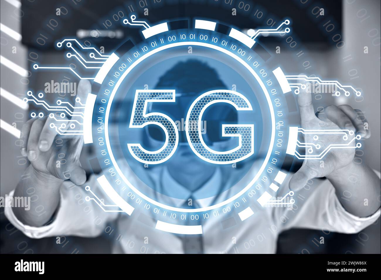 Geschäftsmann mit VR-Brille über Schnittstelle mit 5G-Netzwerk Internet Wireless Interface Symbol. Schutzkonzept für Cybersicherheit. Stockfoto