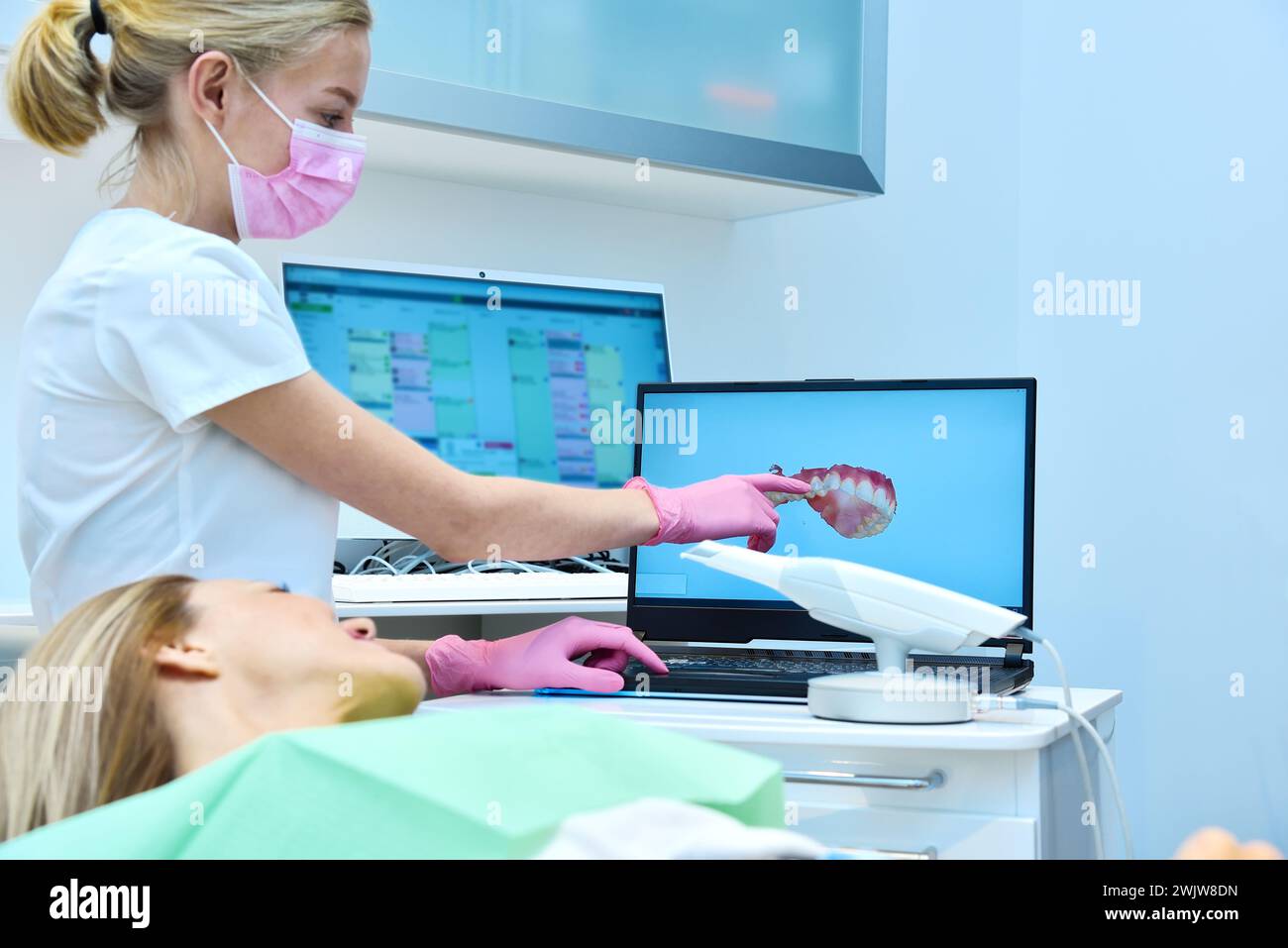 Zahnarztpraxis zeigt sich auf dem Laptop-Bildschirm am zahnärztlichen 3D-Scan-Kiefer. Konzept für Gesundheitswesen und Stomatologie Stockfoto