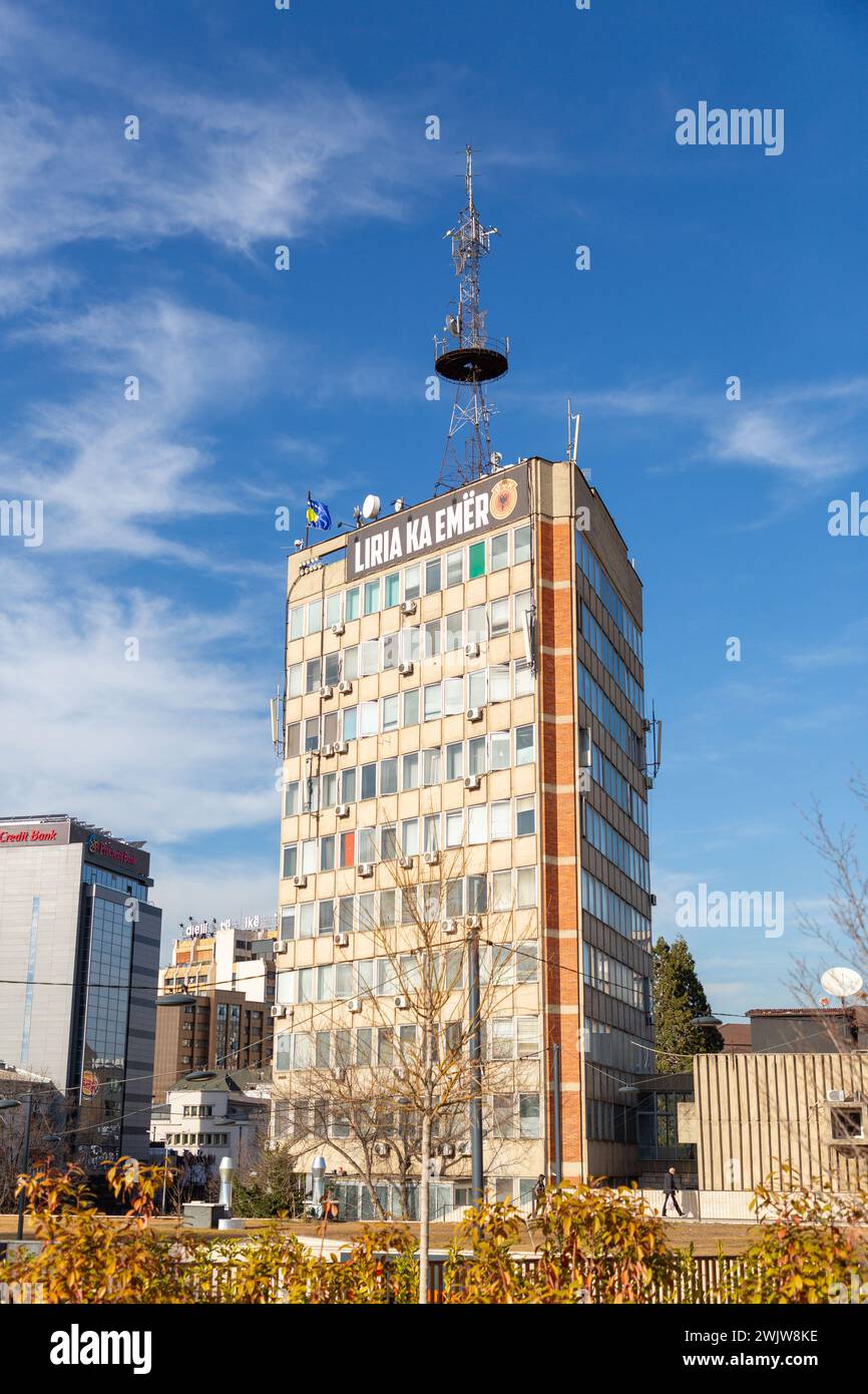 Pristina, Kosovo - 5. Februar 2024: Das Gebäude des Kosovo Radio und Fernsehen mit dem albanischen Slogan Liria ka Emer, das Meand Freedom hat eine Stockfoto