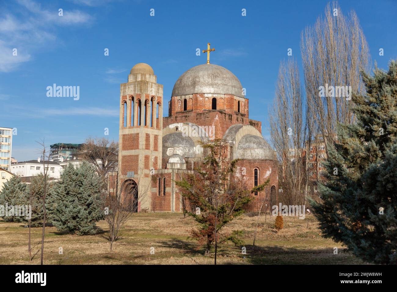 Pristina, Kosovo - 5. Februar 2024: Die Kathedrale Christi des Erlösers in Pristina, Kosovo ist eine unvollendete serbisch-orthodoxe christliche Kirche, deren Kirche nicht vollendet ist Stockfoto