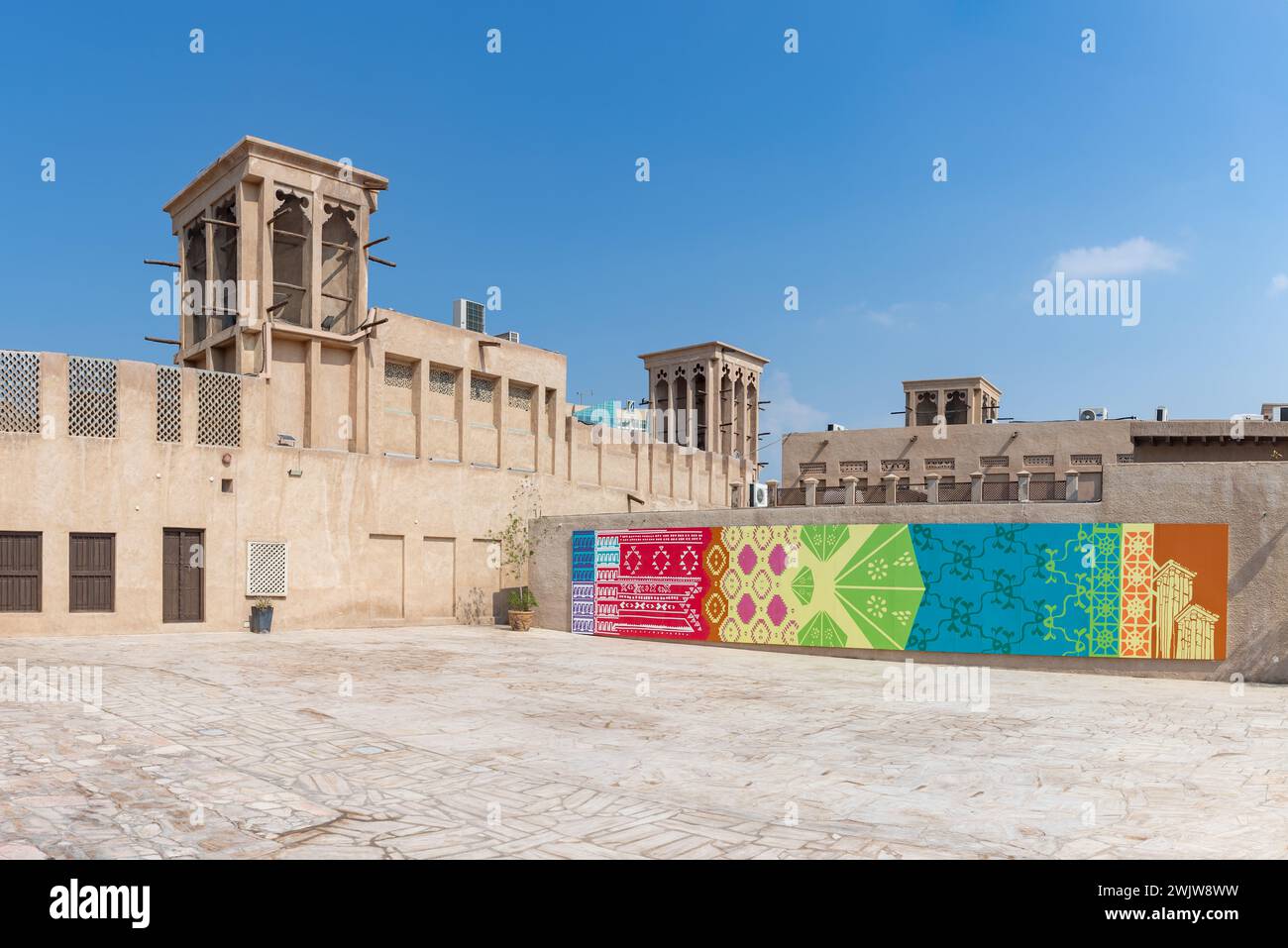 Ein Bild eines farbenfrohen Wandgemäldes im historischen Viertel Al Fahidi. Stockfoto