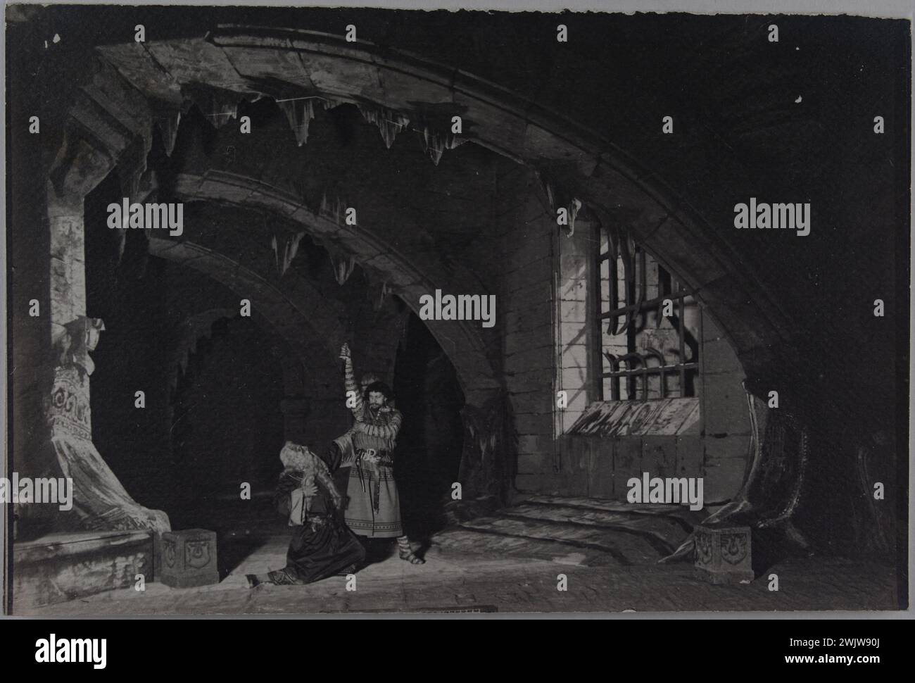 Die Burgrafen, historisches Drama von Victor Hugo. Albert Lambert (1865–1941) und Mounet-Sully (1841–1916) in den Rollen von Otbert und Job, dritter Teil, Szene 3. Comedy-Französisch, Paris. 1902. Anonyme Fotografie. Paris, das Haus von Victor Hugo. 79198-3 Schauspieler, Comedie-Francais, Französische Commedien, Repräsentation, Theater, Szene Stockfoto