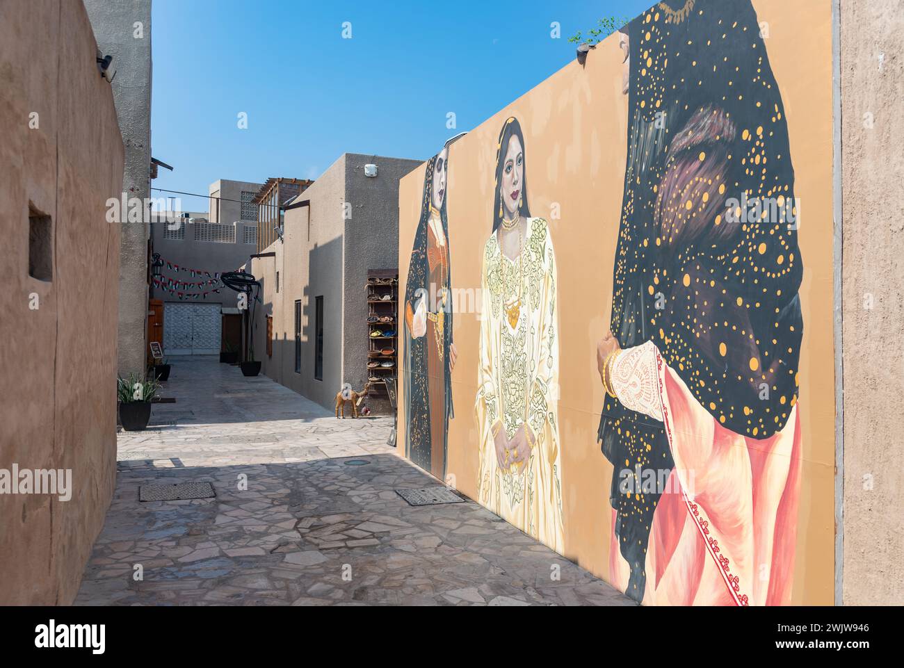 Ein Bild des Wandgemäldes Ya Labes el Tally im historischen Viertel Al Fahidi. Entworfen von Fatma Al Ali für das Sikka Art and Design Festival, in Stockfoto