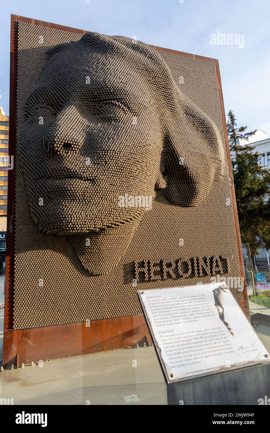 Pristina, Kosovo – 5. Februar 2024: Das Heroinat-Denkmal ist eine typografische Skulptur in Pristina, Kosovo, die mit 20.000 Pins für die Vergewaltigten geschaffen wurde Stockfoto