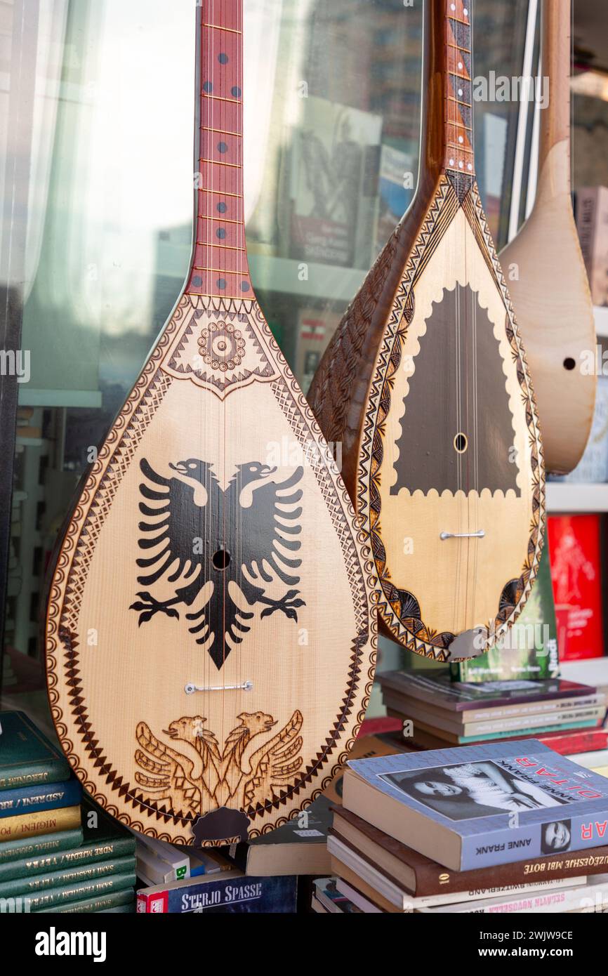 Pristina, Kosovo - 5. Februar 2024: Traditionelles albanisches Cifteli, doppelsaitendes Folklore-Instrument, das in einem Buchladen in Pristina, Kosova, verkauft wird. Stockfoto