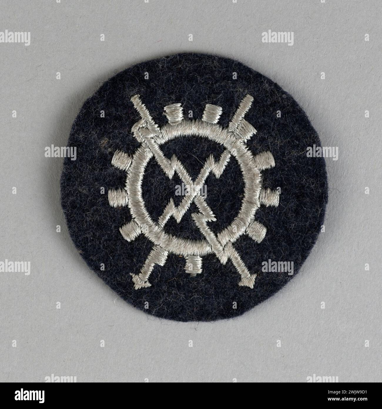 Krieg 1939-1945. Luftwaffe-Spezialabzeichen. General Leclerc Museum von Hauteclocque und die Befreiung von Paris, Jean Moulin Museum. 75312-23 Deutsche Armee, Luftwaffe, Eclair, Krieg 1939-1945 39-45, III. 3. Reich, Insigne, Militärabzeichen, Kennzeichen, Objekt, Dentee-Rad, zweiter Weltkrieg, Symbol, drittes Reich Stockfoto